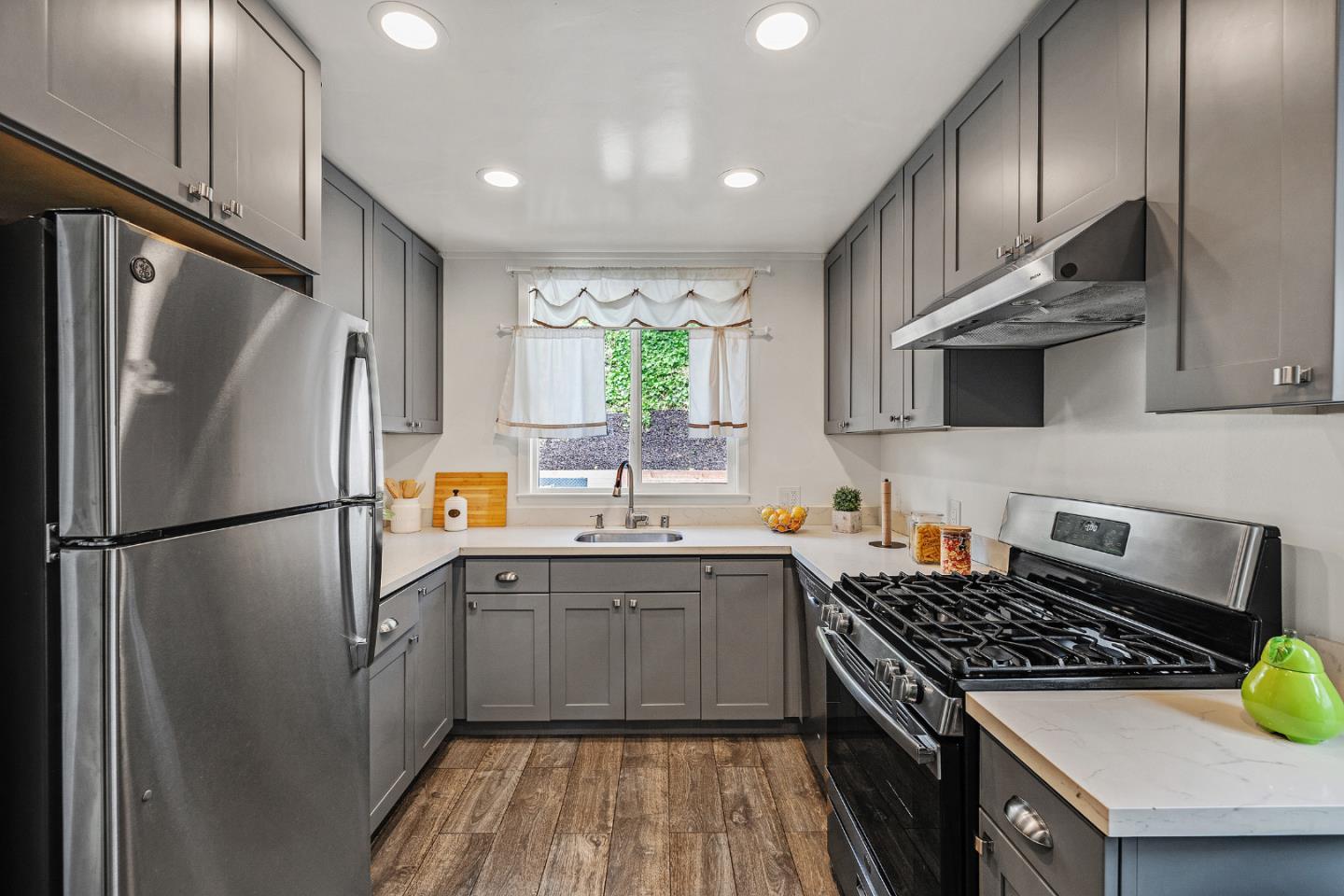 Detail Gallery Image 14 of 30 For 707 Cedar Ave, San Bruno,  CA 94066 - 3 Beds | 1 Baths