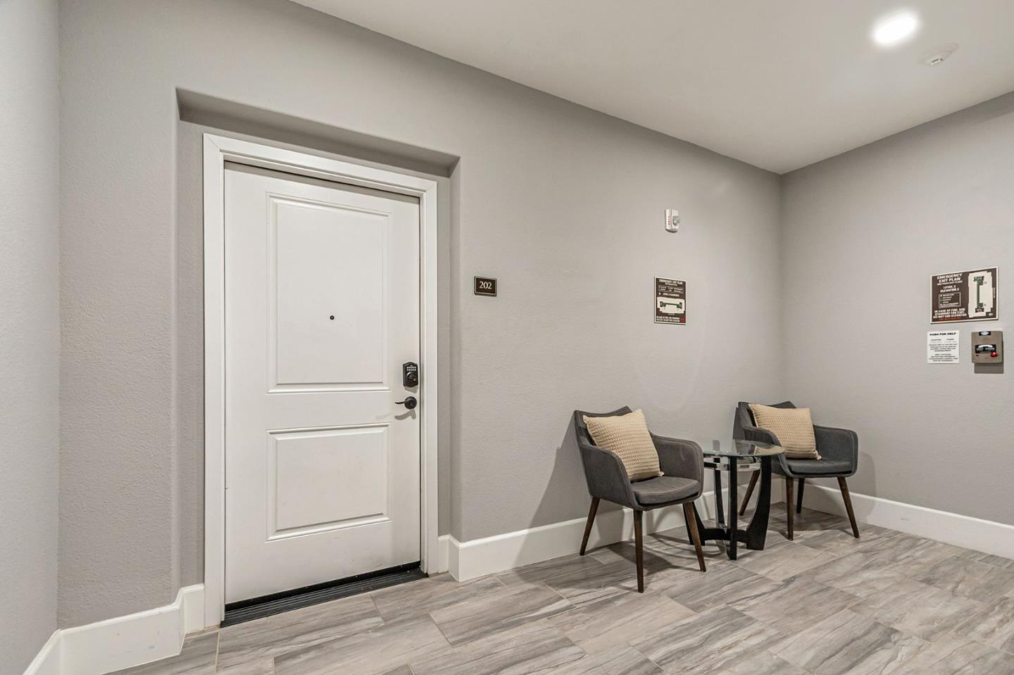 Detail Gallery Image 2 of 25 For 1057 Foxglove Pl #202,  San Jose,  CA 95131 - 3 Beds | 2/1 Baths