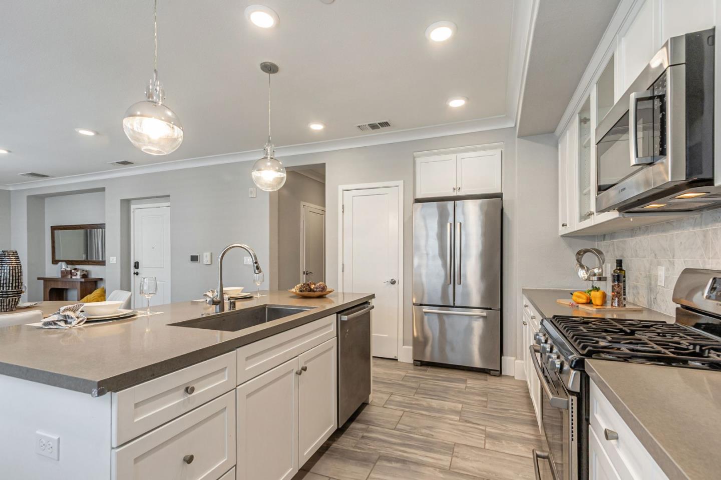 Detail Gallery Image 6 of 25 For 1057 Foxglove Pl #202,  San Jose,  CA 95131 - 3 Beds | 2/1 Baths