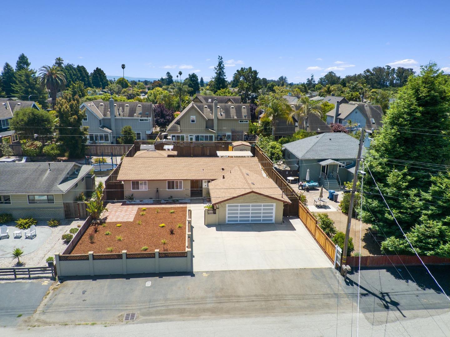 Detail Gallery Image 2 of 44 For 3370 Coffee Ln, Santa Cruz,  CA 95062 - 3 Beds | 2 Baths