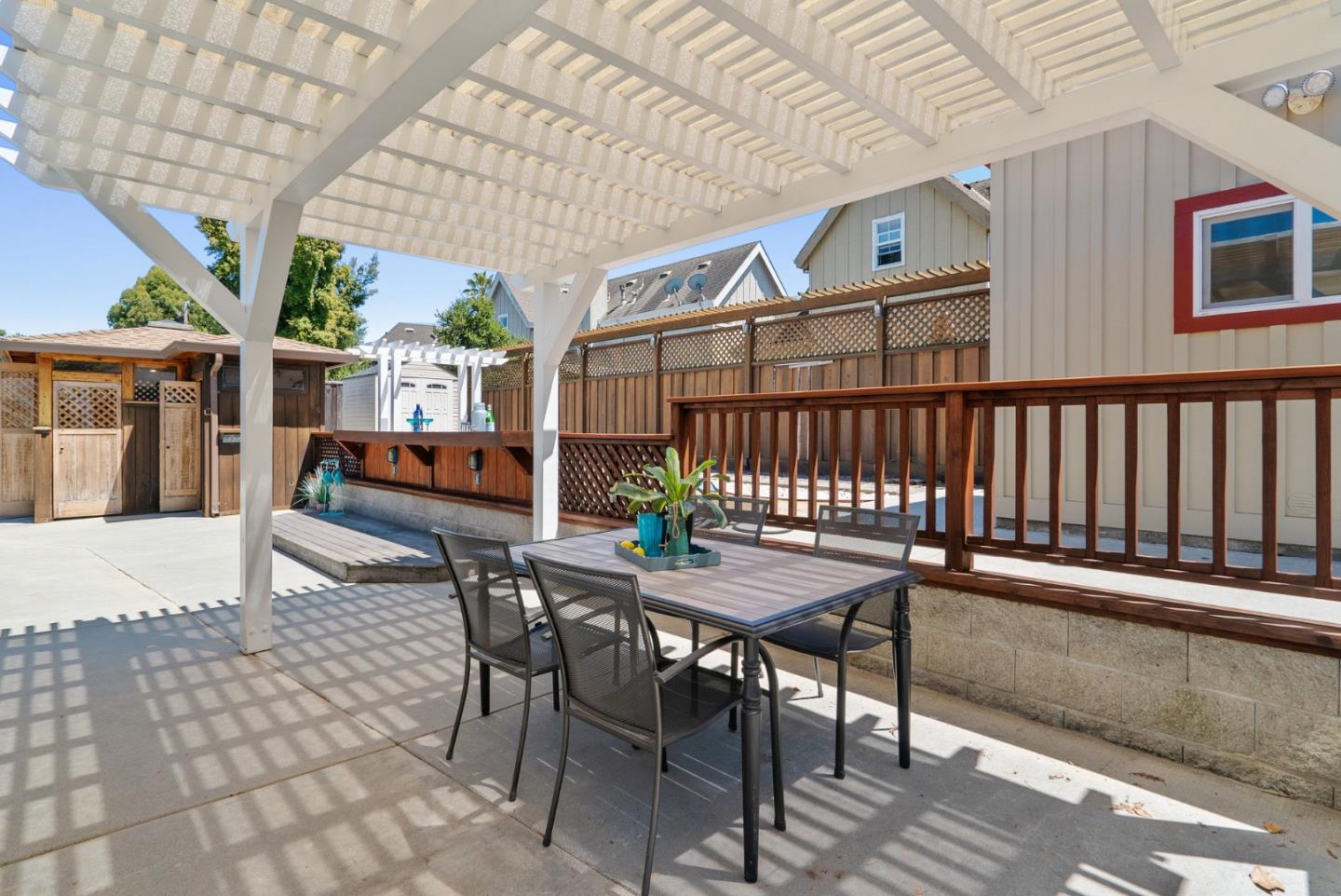 Detail Gallery Image 35 of 44 For 3370 Coffee Ln, Santa Cruz,  CA 95062 - 3 Beds | 2 Baths