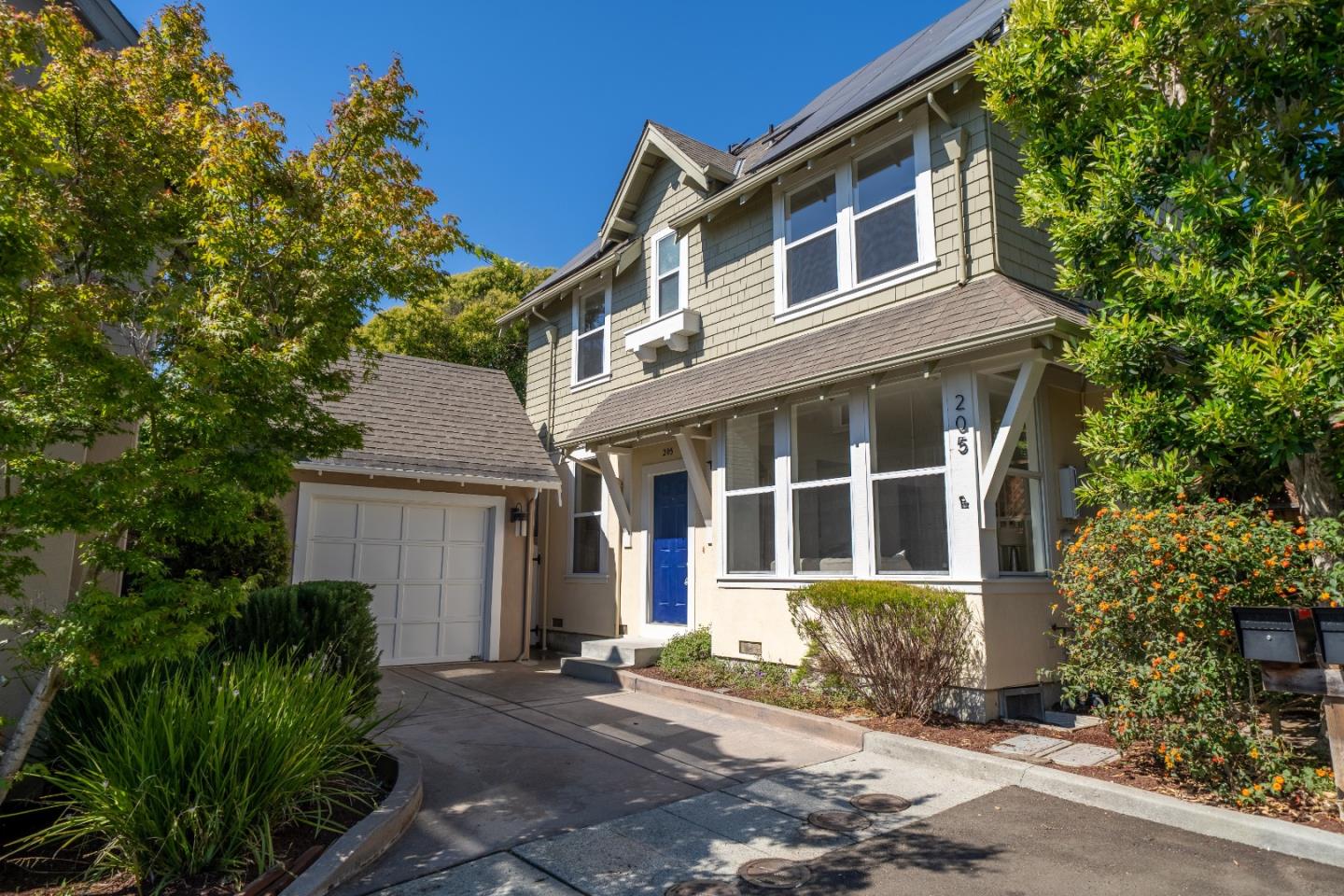Detail Gallery Image 1 of 29 For 205 Roosevelt Ter, Santa Cruz,  CA 95060 - 2 Beds | 1/1 Baths