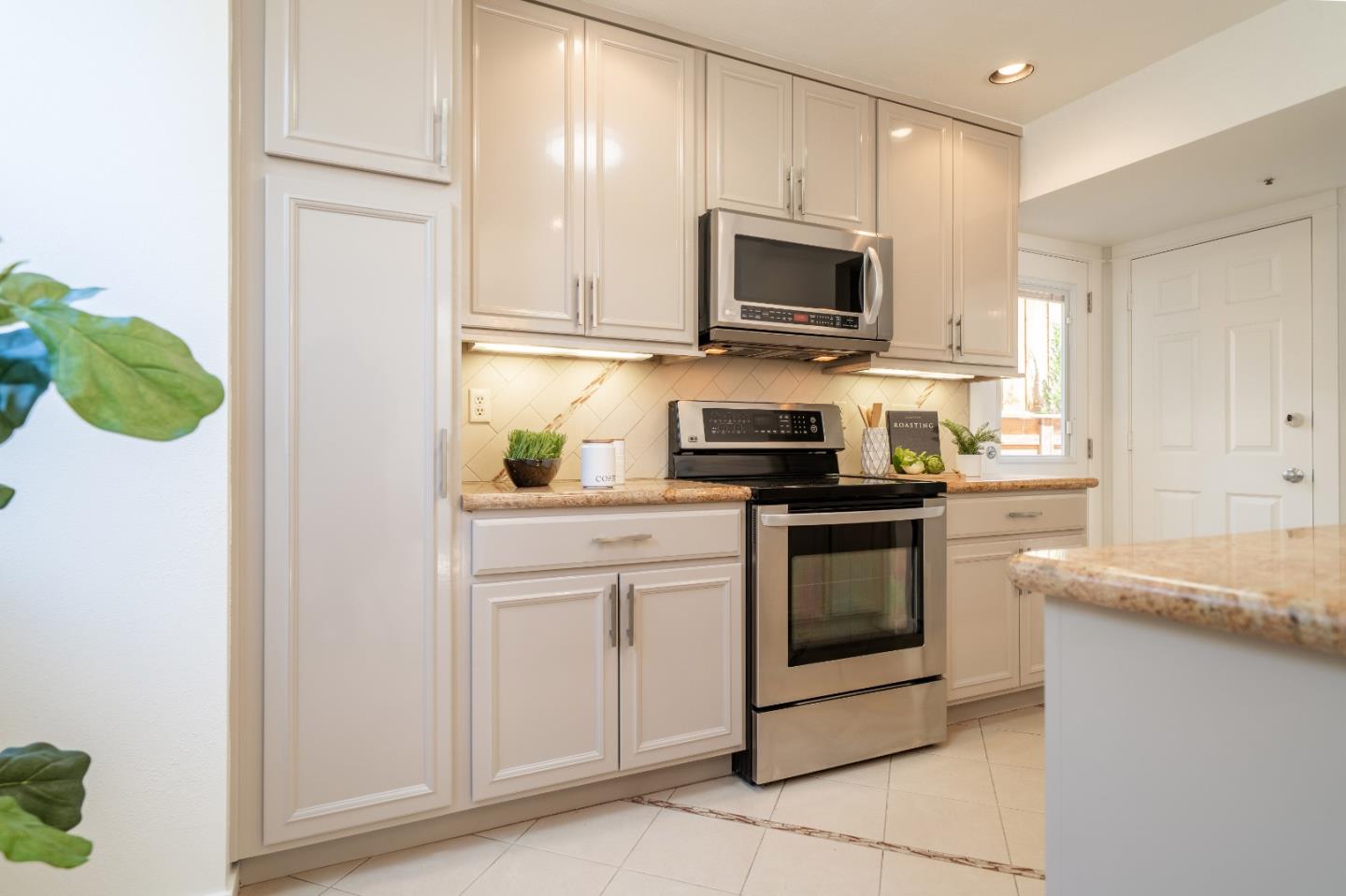 Detail Gallery Image 12 of 29 For 205 Roosevelt Ter, Santa Cruz,  CA 95060 - 2 Beds | 1/1 Baths