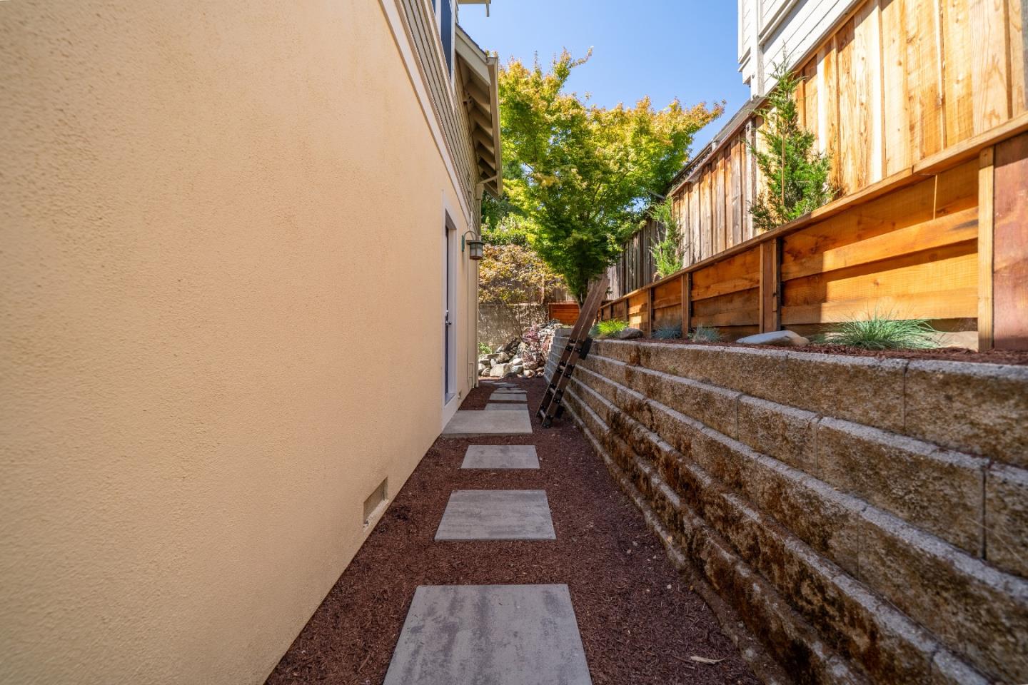Detail Gallery Image 19 of 29 For 205 Roosevelt Ter, Santa Cruz,  CA 95060 - 2 Beds | 1/1 Baths