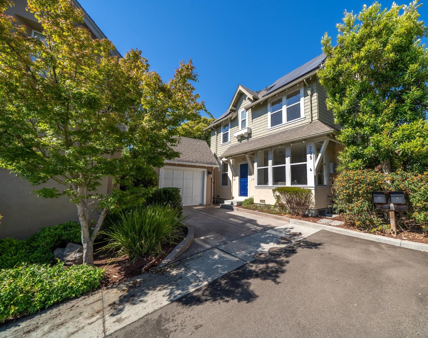 Detail Gallery Image 2 of 29 For 205 Roosevelt Ter, Santa Cruz,  CA 95060 - 2 Beds | 1/1 Baths