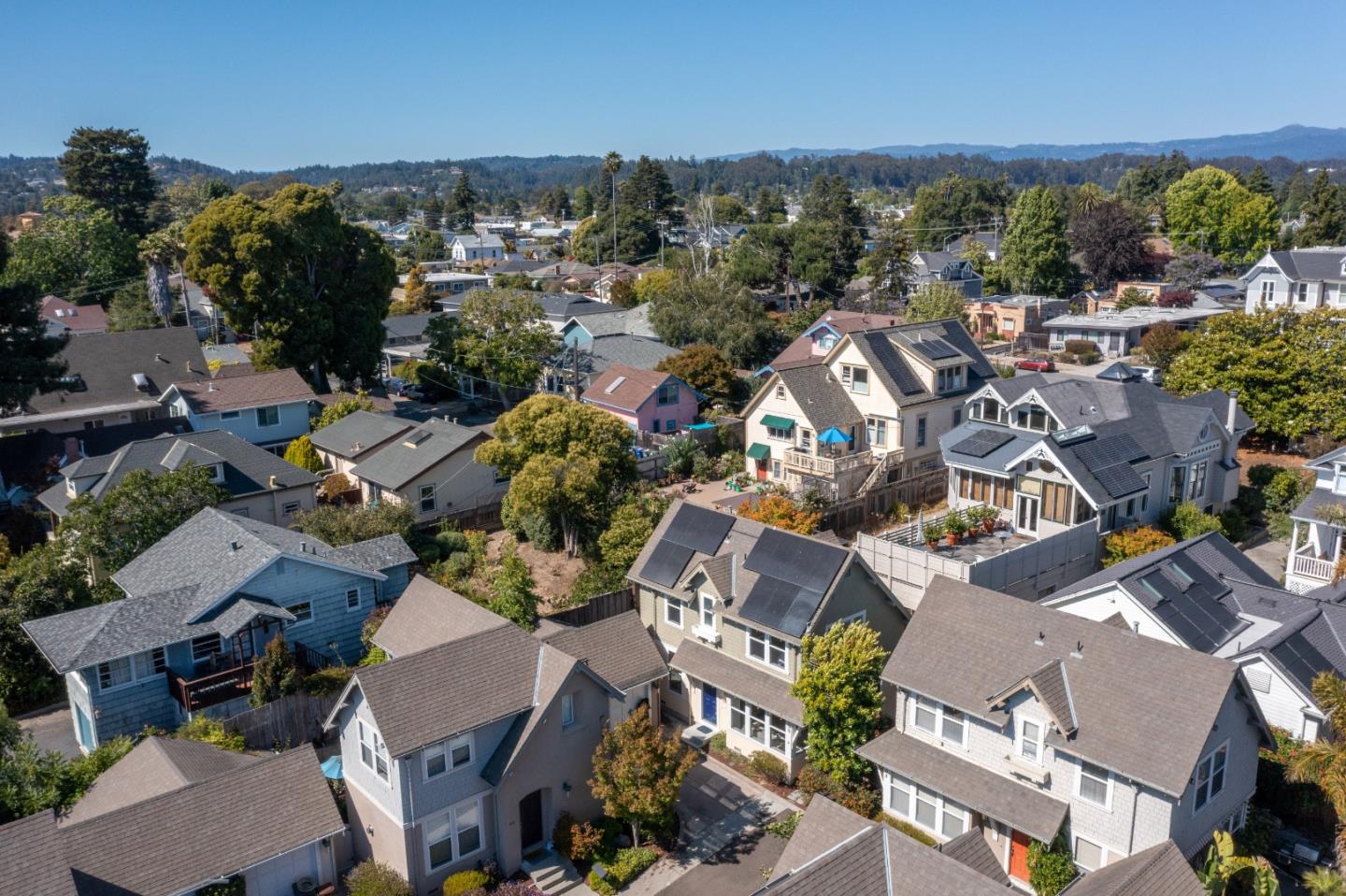 Detail Gallery Image 4 of 29 For 205 Roosevelt Ter, Santa Cruz,  CA 95060 - 2 Beds | 1/1 Baths