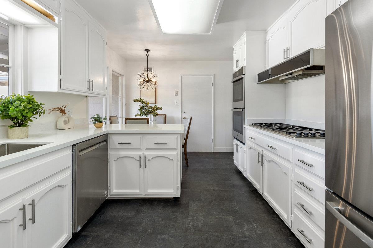Detail Gallery Image 14 of 34 For 1202 Woodland Dr, San Mateo,  CA 94402 - 3 Beds | 2 Baths