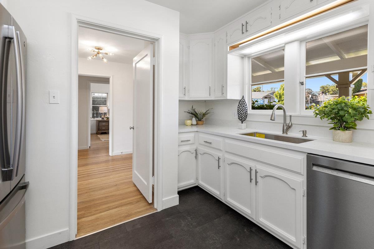 Detail Gallery Image 17 of 34 For 1202 Woodland Dr, San Mateo,  CA 94402 - 3 Beds | 2 Baths