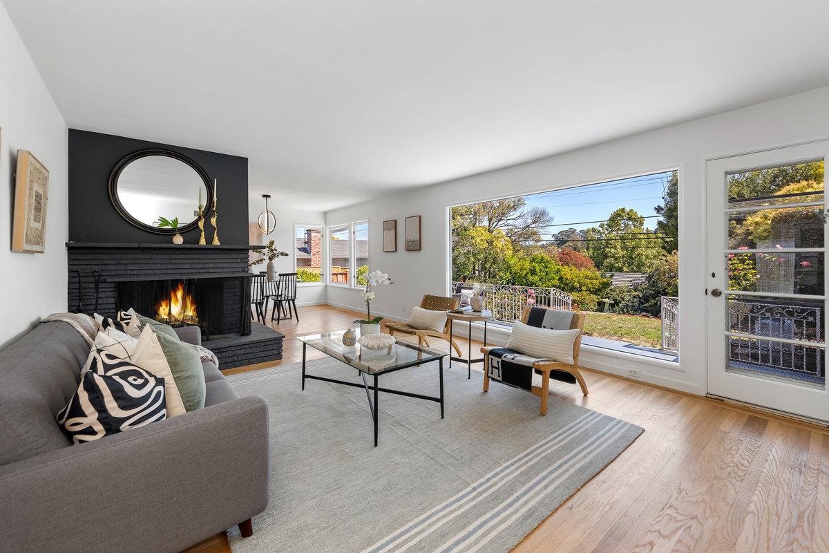 Detail Gallery Image 4 of 34 For 1202 Woodland Dr, San Mateo,  CA 94402 - 3 Beds | 2 Baths