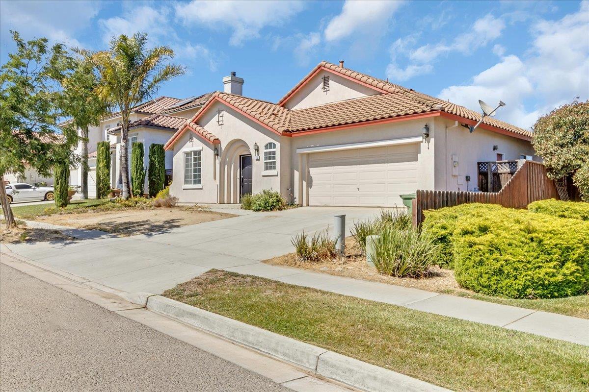 Detail Gallery Image 2 of 37 For 1233 Greenleaf Loop, Greenfield,  CA 93927 - 4 Beds | 3 Baths