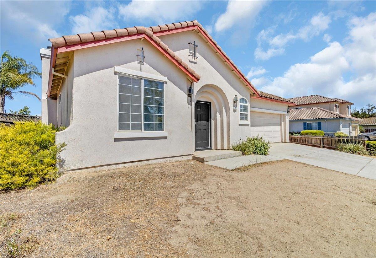Detail Gallery Image 4 of 37 For 1233 Greenleaf Loop, Greenfield,  CA 93927 - 4 Beds | 3 Baths