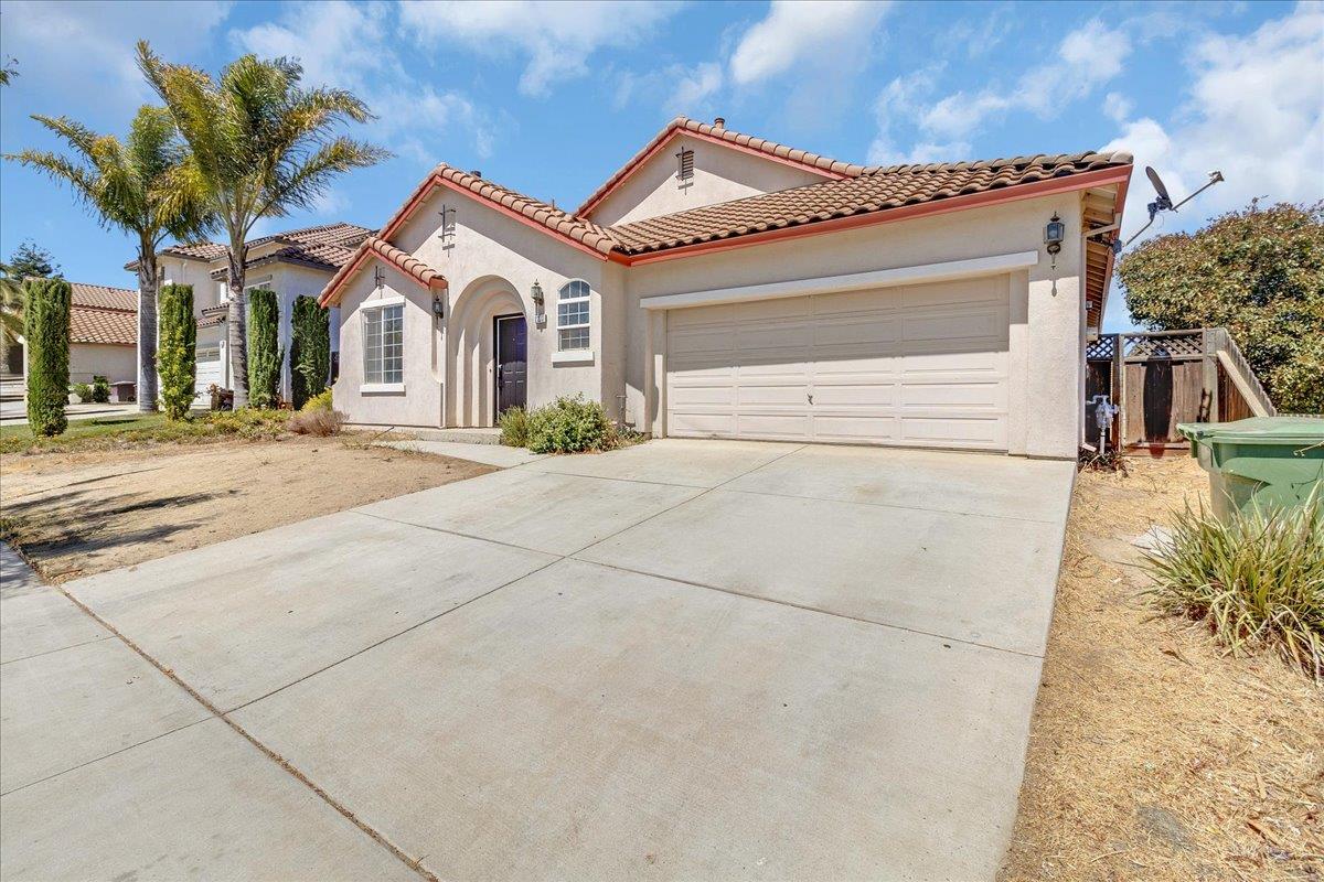 Detail Gallery Image 5 of 37 For 1233 Greenleaf Loop, Greenfield,  CA 93927 - 4 Beds | 3 Baths