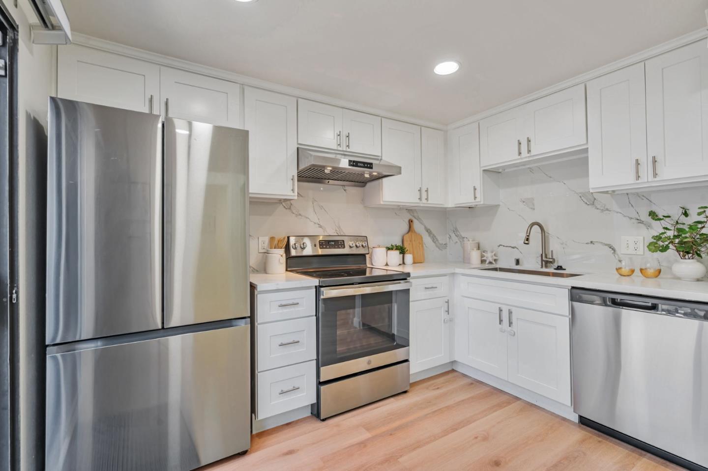 Detail Gallery Image 10 of 31 For 843 Juno Ln, Foster City,  CA 94404 - 2 Beds | 1/1 Baths