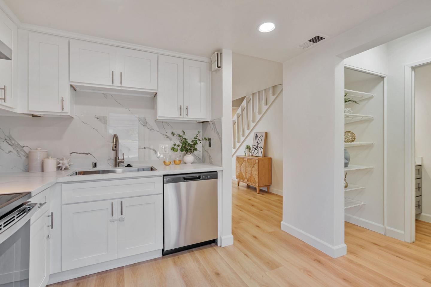 Detail Gallery Image 12 of 31 For 843 Juno Ln, Foster City,  CA 94404 - 2 Beds | 1/1 Baths