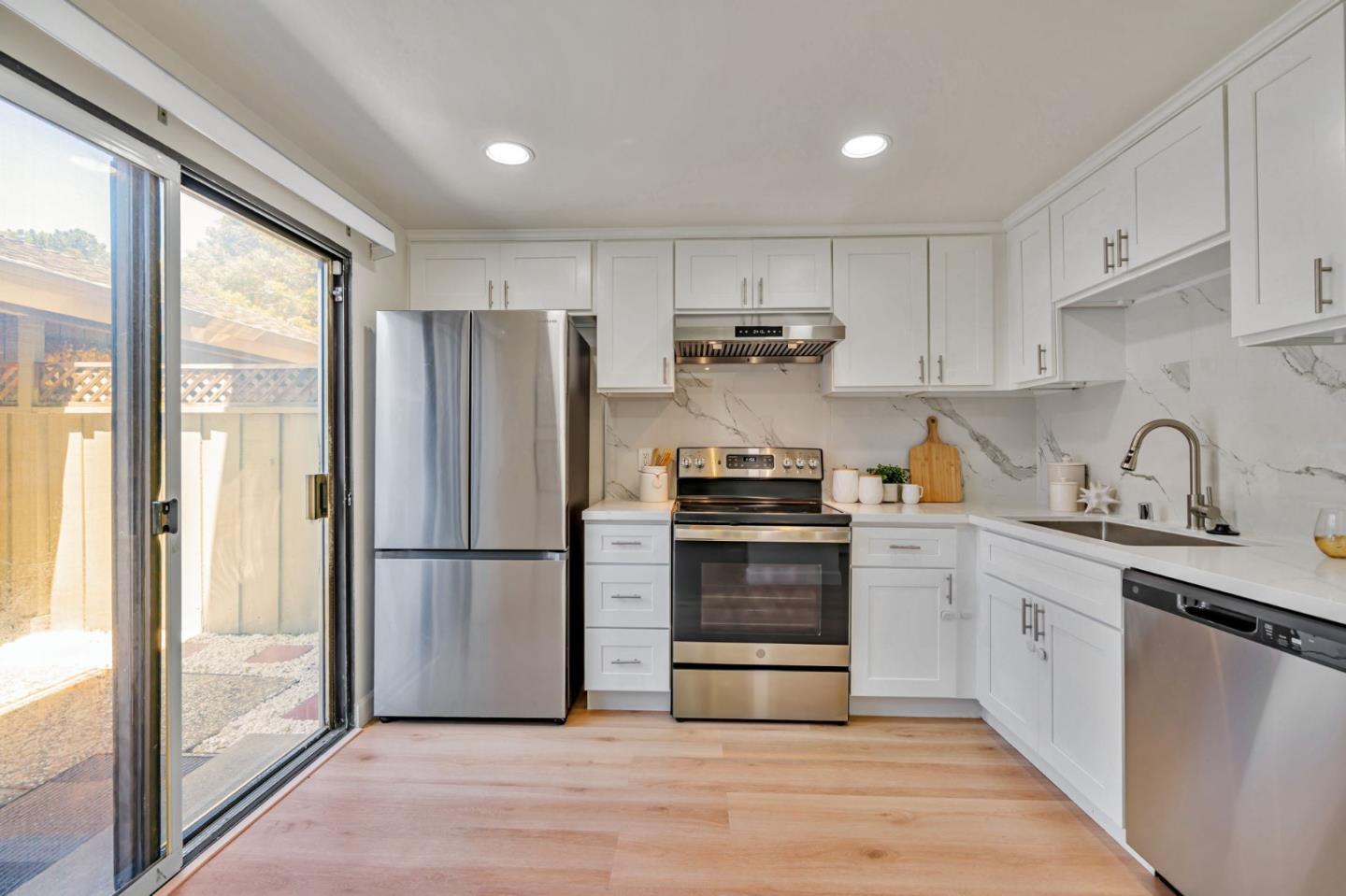Detail Gallery Image 9 of 31 For 843 Juno Ln, Foster City,  CA 94404 - 2 Beds | 1/1 Baths
