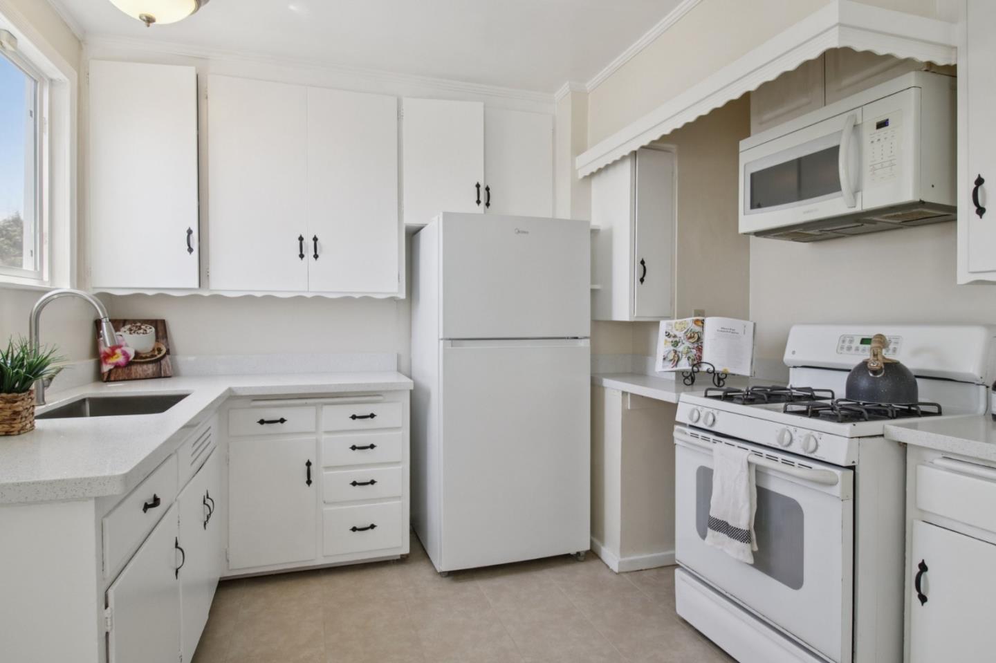 Detail Gallery Image 10 of 26 For 409 Chestnut Ave, San Bruno,  CA 94066 - 2 Beds | 1 Baths