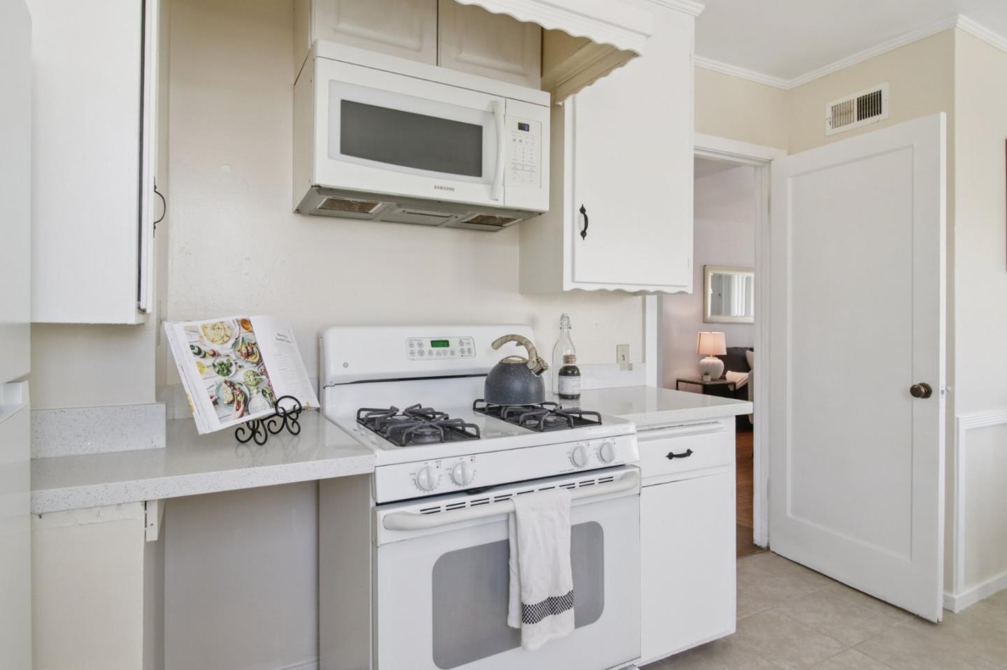 Detail Gallery Image 14 of 26 For 409 Chestnut Ave, San Bruno,  CA 94066 - 2 Beds | 1 Baths