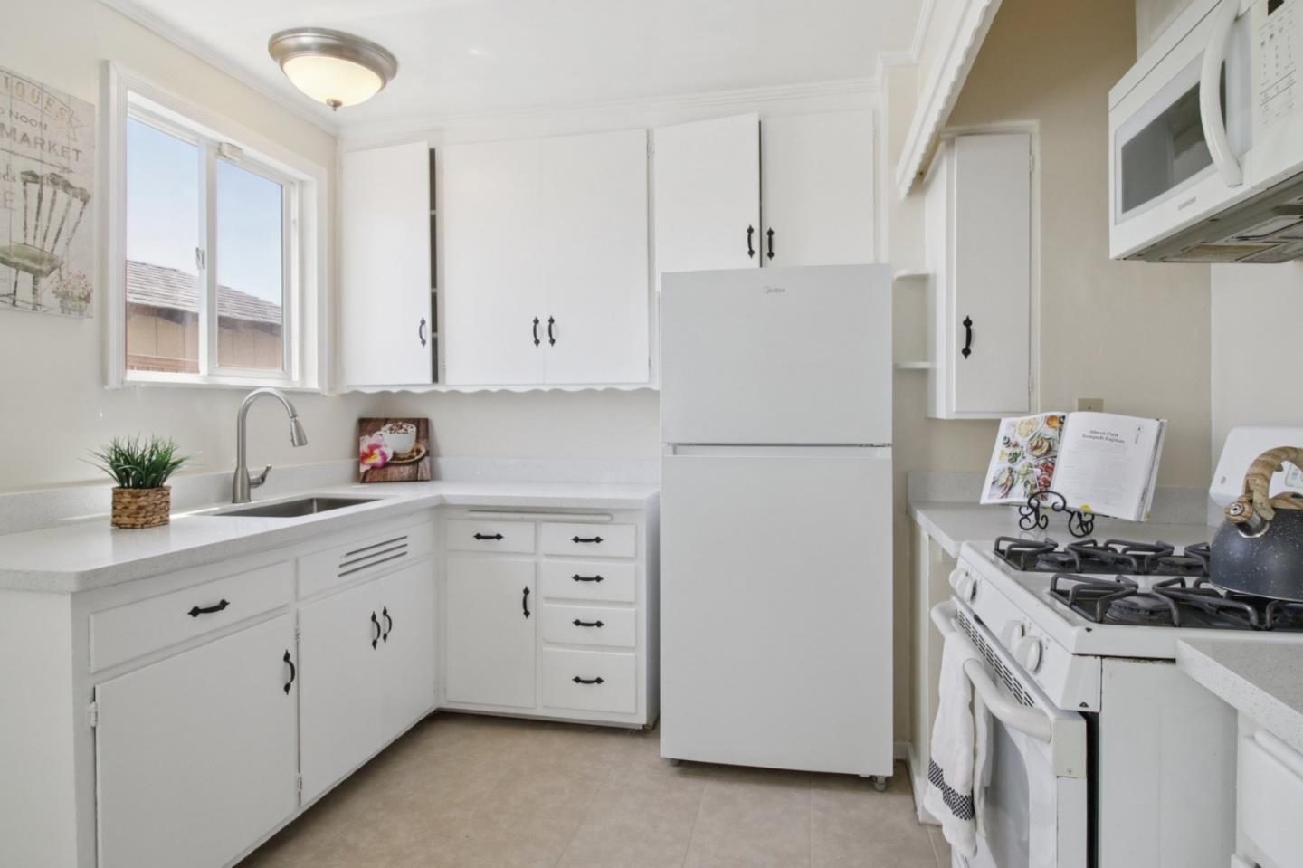 Detail Gallery Image 9 of 26 For 409 Chestnut Ave, San Bruno,  CA 94066 - 2 Beds | 1 Baths