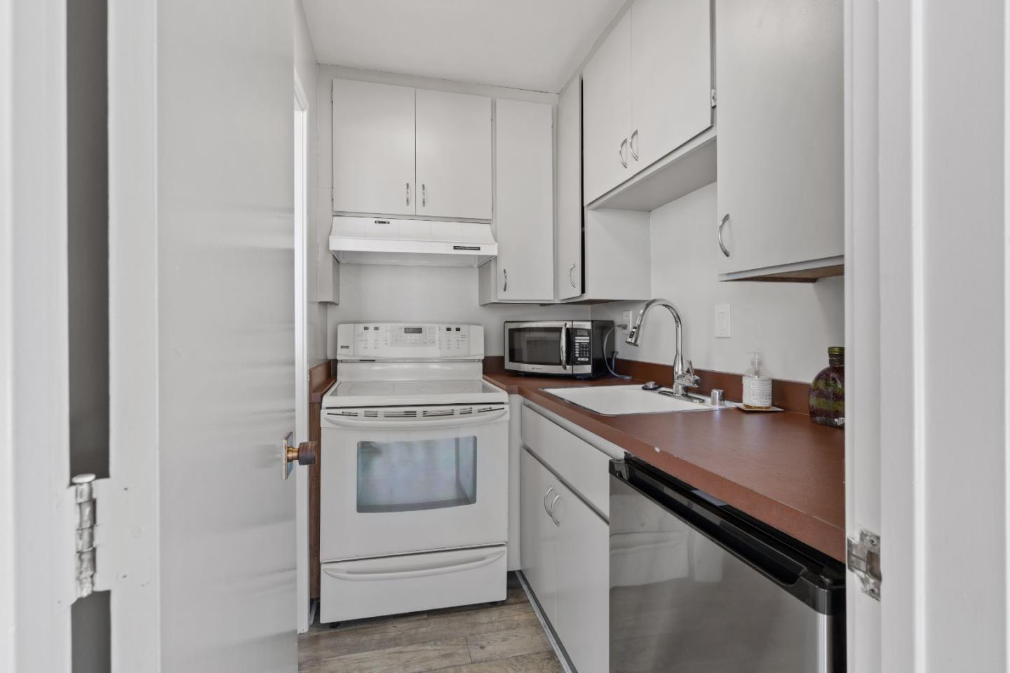 Detail Gallery Image 41 of 82 For 300 Davey Glen Rd #3928,  Belmont,  CA 94002 - 1 Beds | 1 Baths