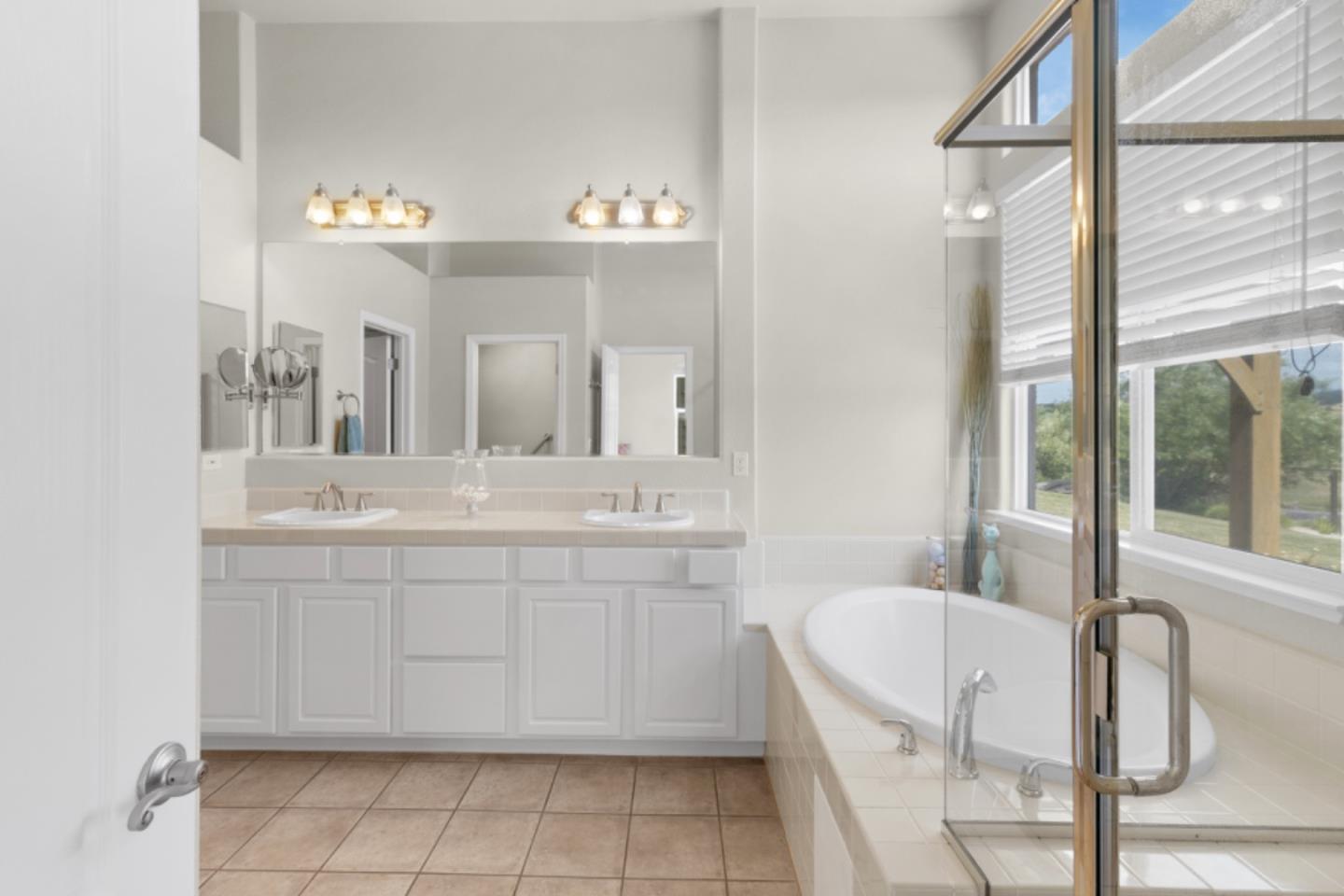 Detail Gallery Image 23 of 44 For 820 via Vaquero Norte, San Juan Bautista,  CA 95045 - 4 Beds | 3 Baths