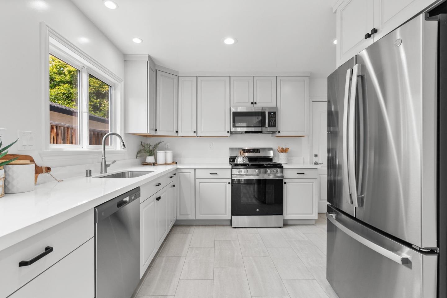 Detail Gallery Image 14 of 38 For 776 Pineview Dr, San Jose,  CA 95117 - 3 Beds | 2 Baths