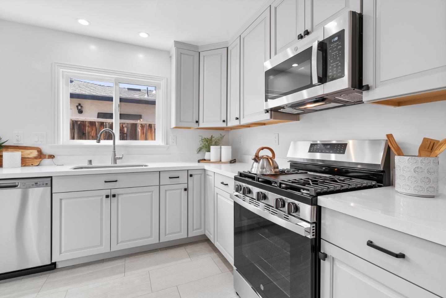 Detail Gallery Image 17 of 38 For 776 Pineview Dr, San Jose,  CA 95117 - 3 Beds | 2 Baths