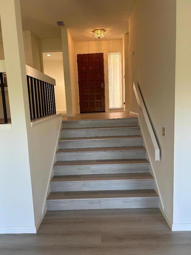 Detail Gallery Image 10 of 28 For 10 Pyrola Ln, San Carlos,  CA 94070 - 2 Beds | 2/1 Baths