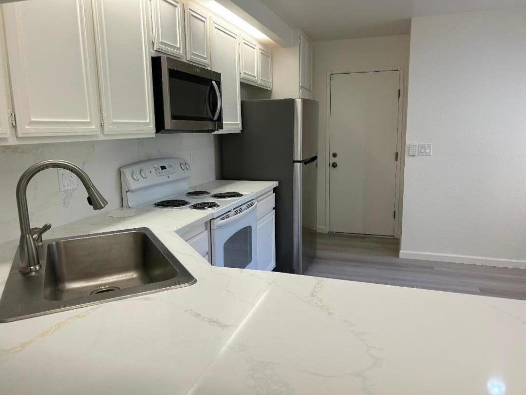 Detail Gallery Image 4 of 28 For 10 Pyrola Ln, San Carlos,  CA 94070 - 2 Beds | 2/1 Baths