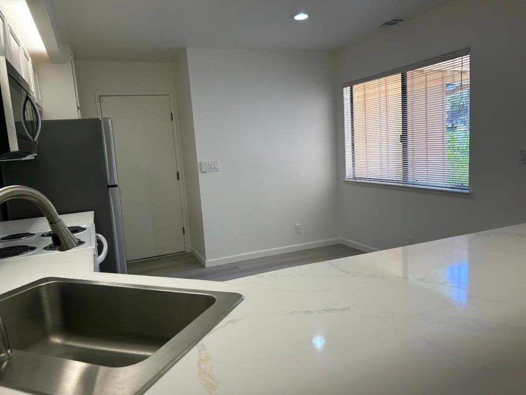 Detail Gallery Image 5 of 28 For 10 Pyrola Ln, San Carlos,  CA 94070 - 2 Beds | 2/1 Baths
