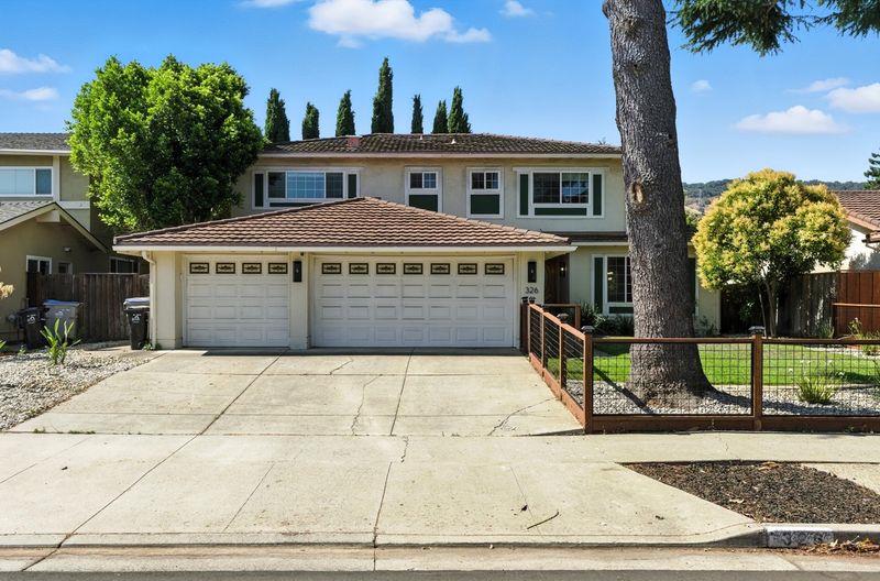 Detail Gallery Image 3 of 51 For 326 El Molino Way, San Jose,  CA 95119 - 5 Beds | 3 Baths