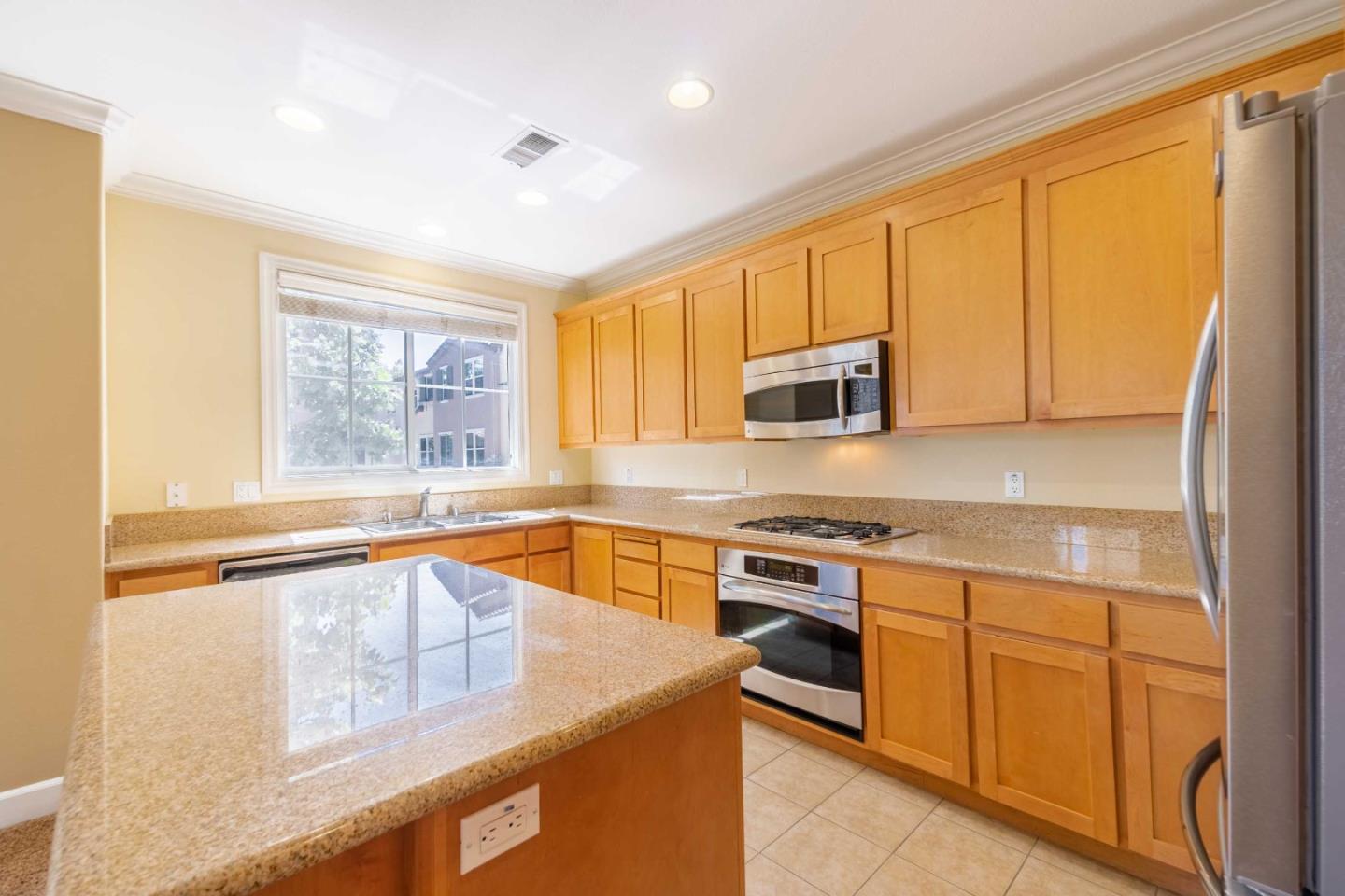 Detail Gallery Image 11 of 47 For 1024 Jena Ter, Sunnyvale,  CA 94089 - 4 Beds | 3/1 Baths