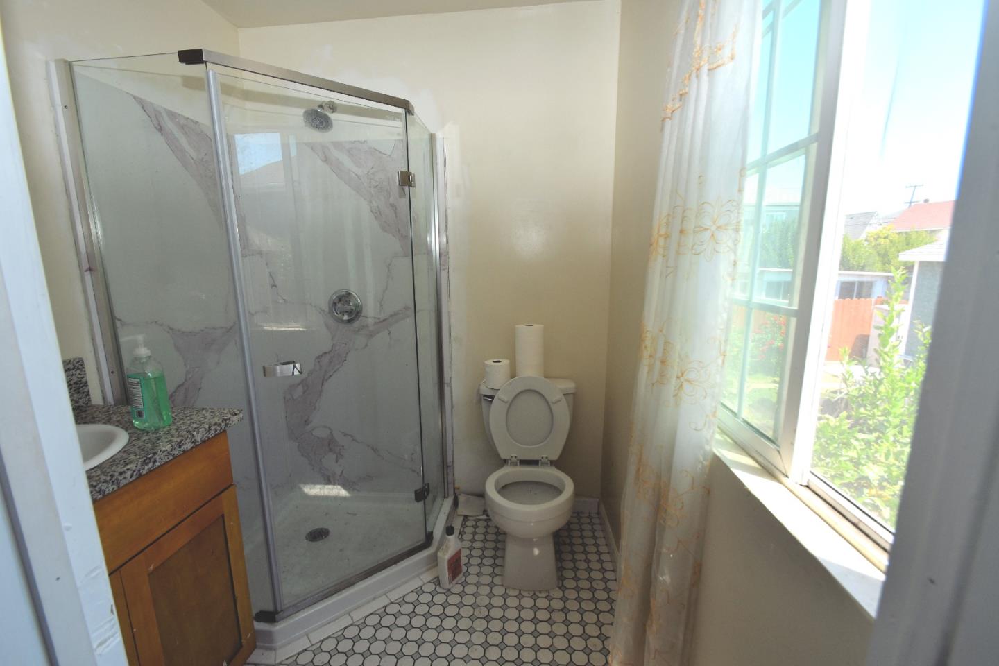 Detail Gallery Image 12 of 16 For 3306 Market St, Emeryville,  CA 94608 - 4 Beds | 3/1 Baths