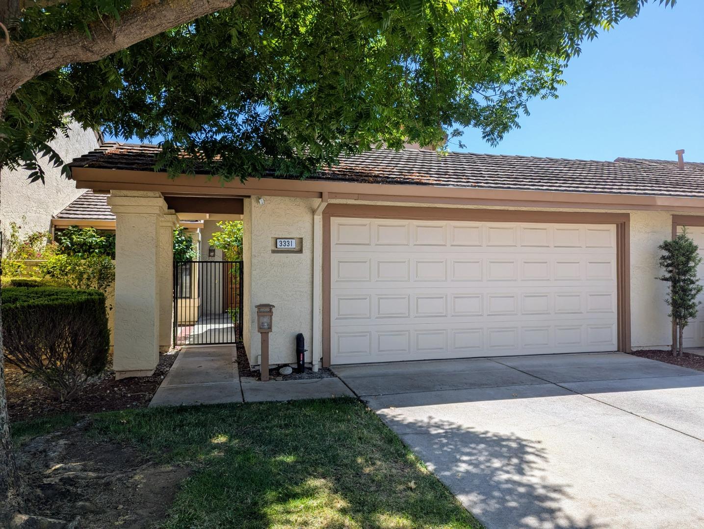 Detail Gallery Image 2 of 42 For 3331 Lake Albano Cir, San Jose,  CA 95135 - 2 Beds | 2/1 Baths