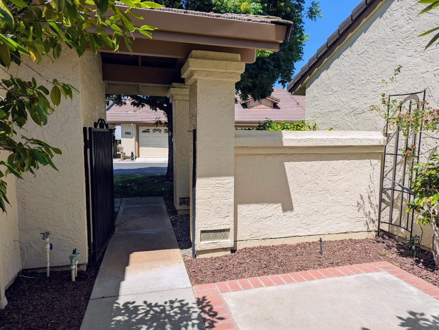 Detail Gallery Image 3 of 42 For 3331 Lake Albano Cir, San Jose,  CA 95135 - 2 Beds | 2/1 Baths