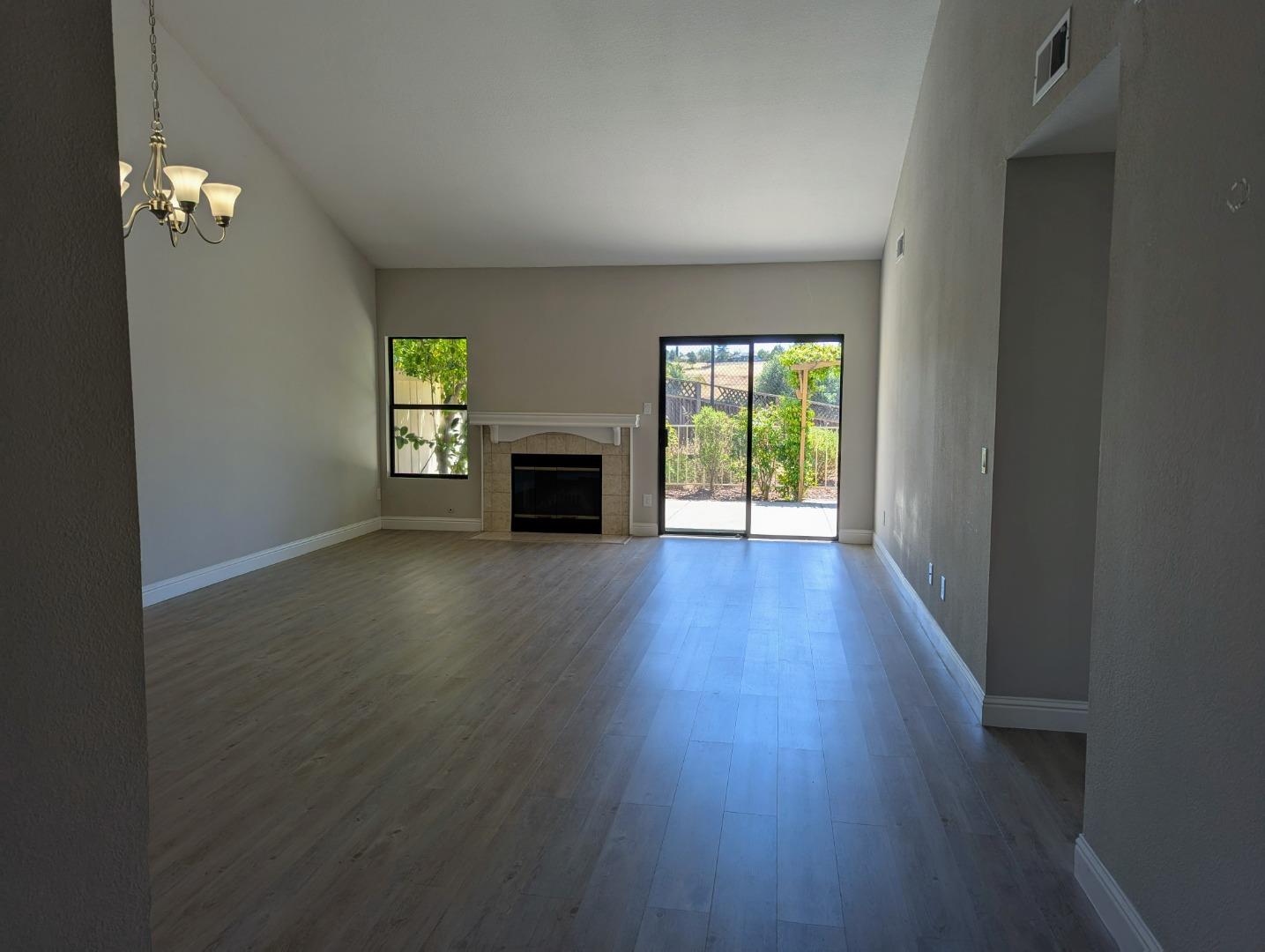 Detail Gallery Image 6 of 42 For 3331 Lake Albano Cir, San Jose,  CA 95135 - 2 Beds | 2/1 Baths