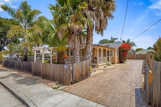 Detail Gallery Image 2 of 33 For 425 Alcalde Ave, Monterey,  CA 93940 - 3 Beds | 2 Baths