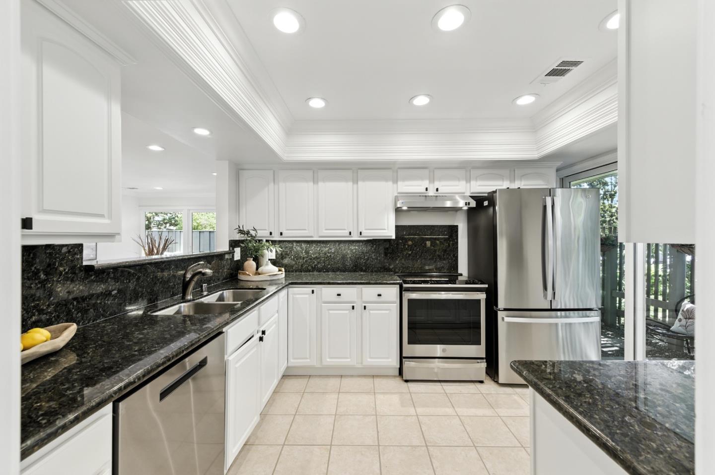Detail Gallery Image 7 of 29 For 1 Los Altos Sq, Los Altos,  CA 94022 - 2 Beds | 2 Baths