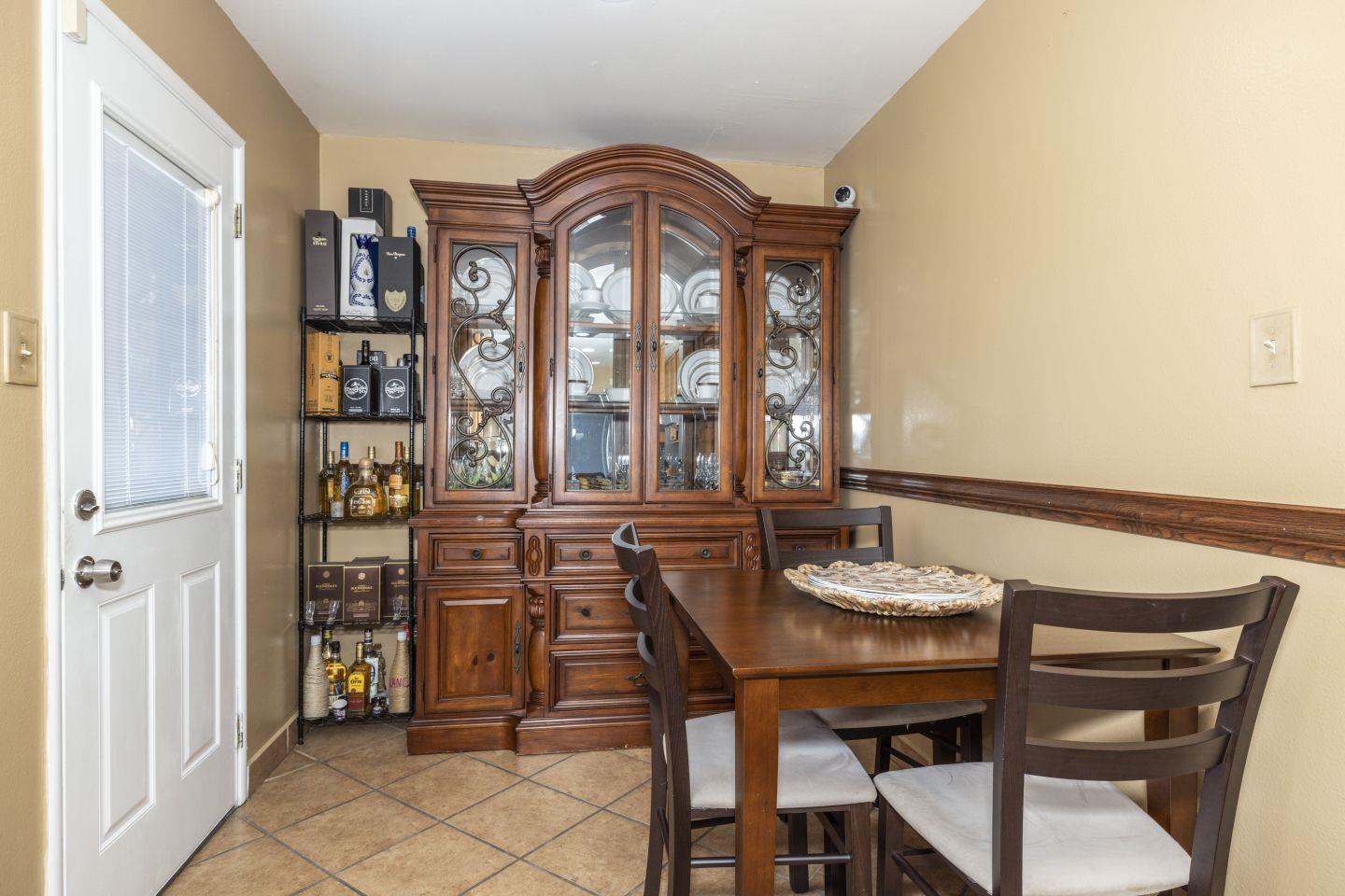 Detail Gallery Image 5 of 14 For 27906 Thackeray Ave, Hayward,  CA 94544 - 3 Beds | 2 Baths
