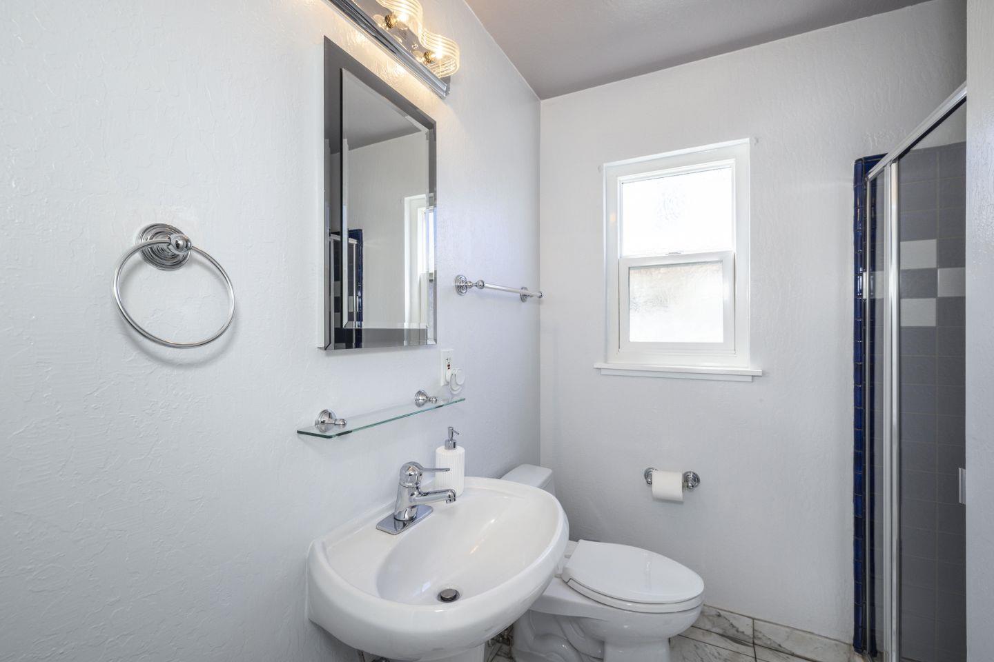 Detail Gallery Image 8 of 14 For 27906 Thackeray Ave, Hayward,  CA 94544 - 3 Beds | 2 Baths