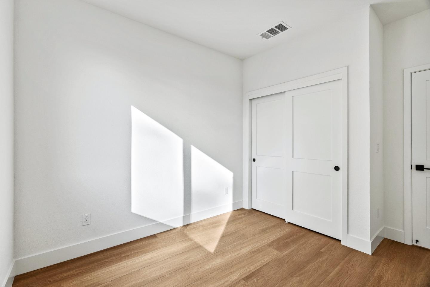 Detail Gallery Image 12 of 37 For 955 Woodside Rd, Redwood City,  CA 94061 - 4 Beds | 2/1 Baths