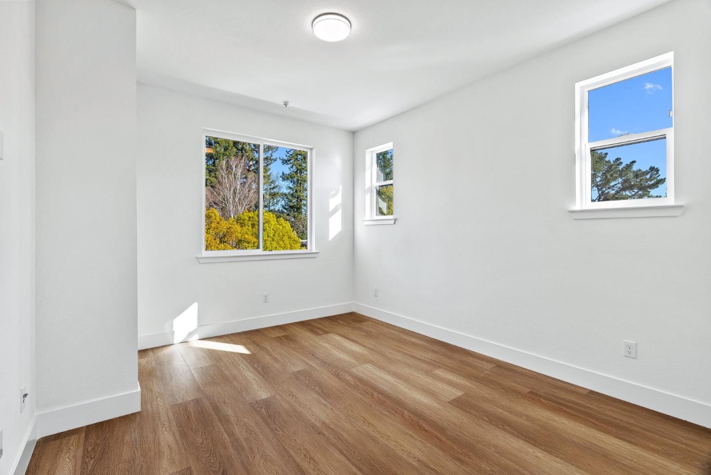 Detail Gallery Image 13 of 37 For 955 Woodside Rd, Redwood City,  CA 94061 - 4 Beds | 2/1 Baths