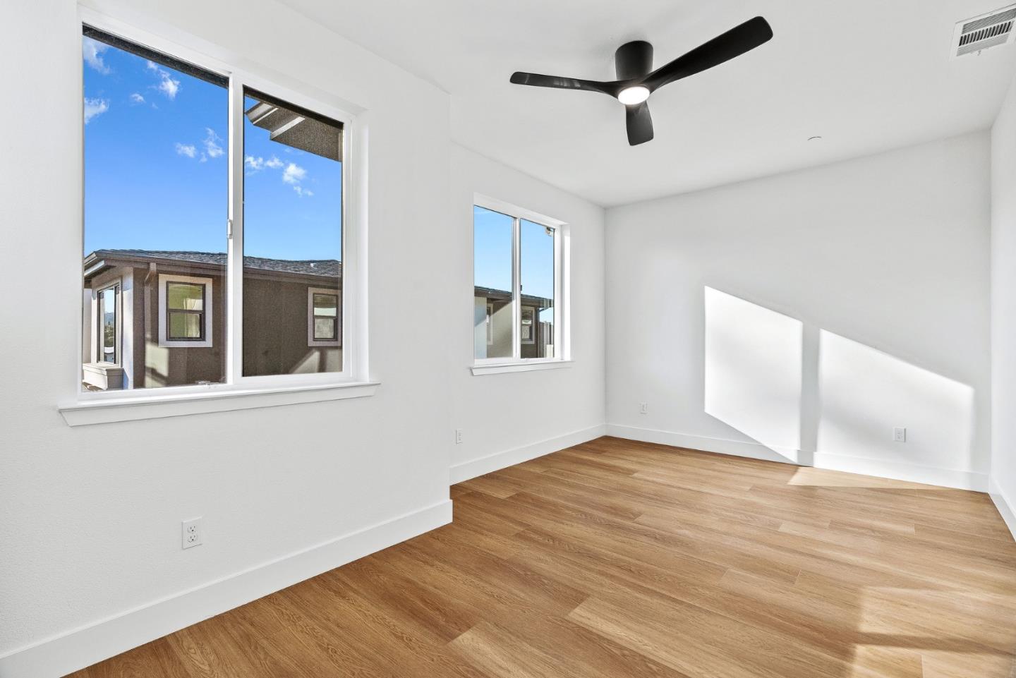 Detail Gallery Image 21 of 37 For 955 Woodside Rd, Redwood City,  CA 94061 - 4 Beds | 2/1 Baths