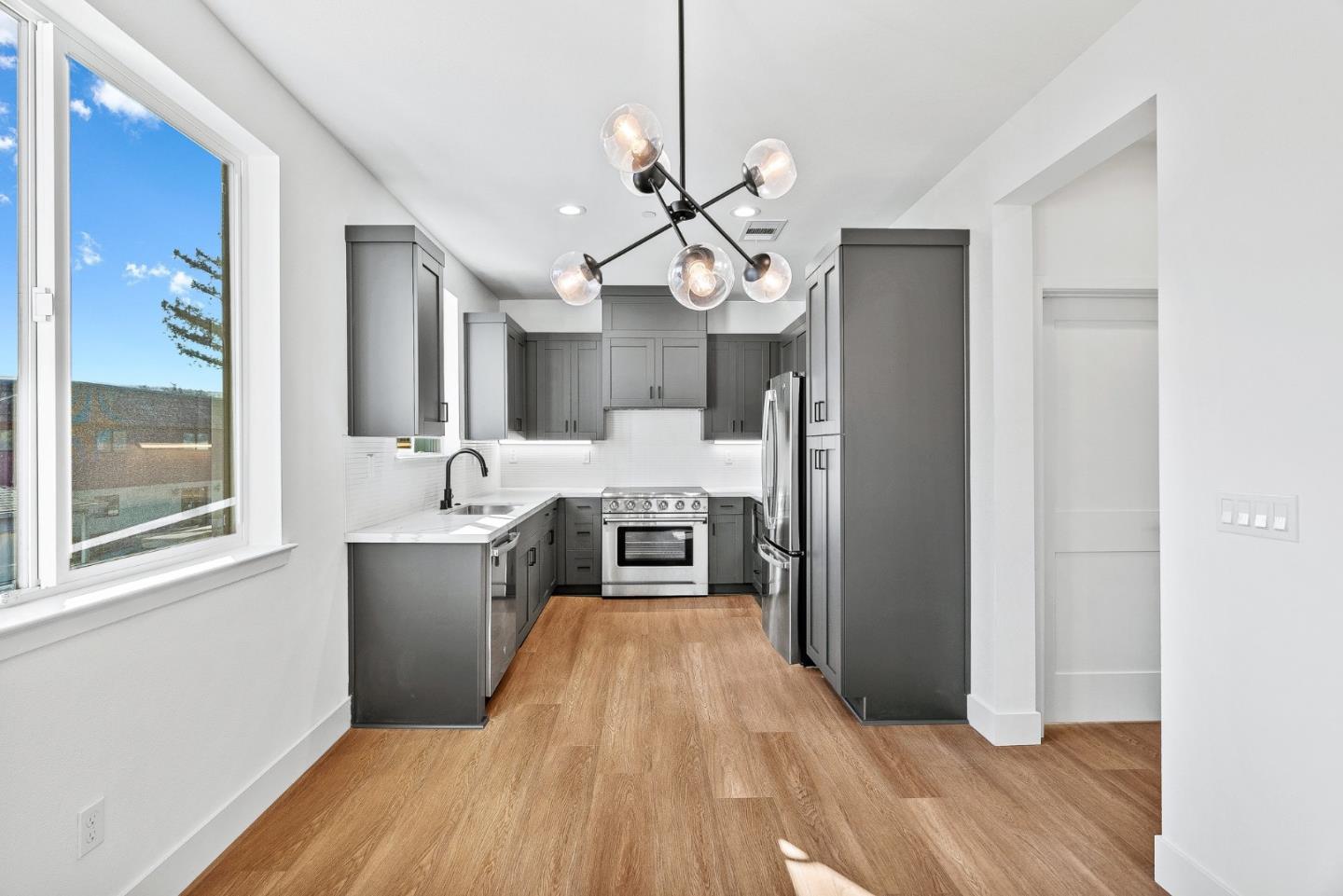 Detail Gallery Image 7 of 37 For 955 Woodside Rd, Redwood City,  CA 94061 - 4 Beds | 2/1 Baths