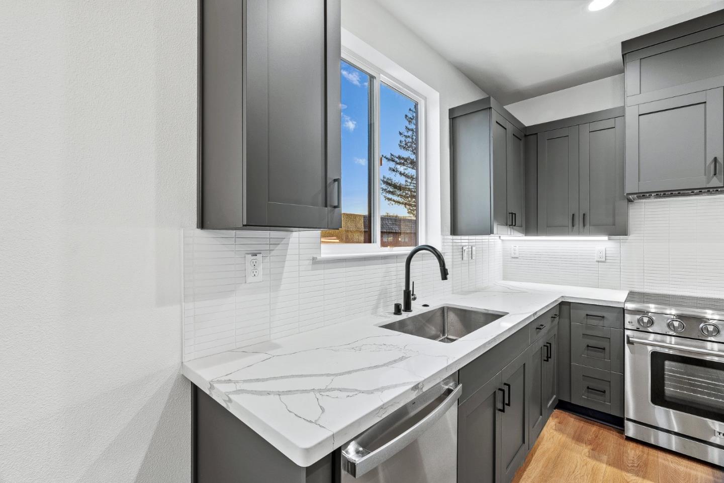 Detail Gallery Image 9 of 37 For 955 Woodside Rd, Redwood City,  CA 94061 - 4 Beds | 2/1 Baths