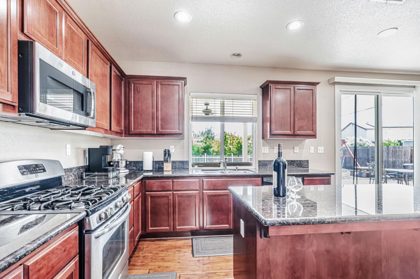 Detail Gallery Image 11 of 41 For 10436 Albert Dr, Stockton,  CA 95209 - 4 Beds | 3 Baths
