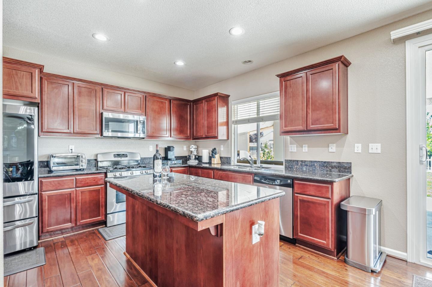 Detail Gallery Image 12 of 41 For 10436 Albert Dr, Stockton,  CA 95209 - 4 Beds | 3 Baths