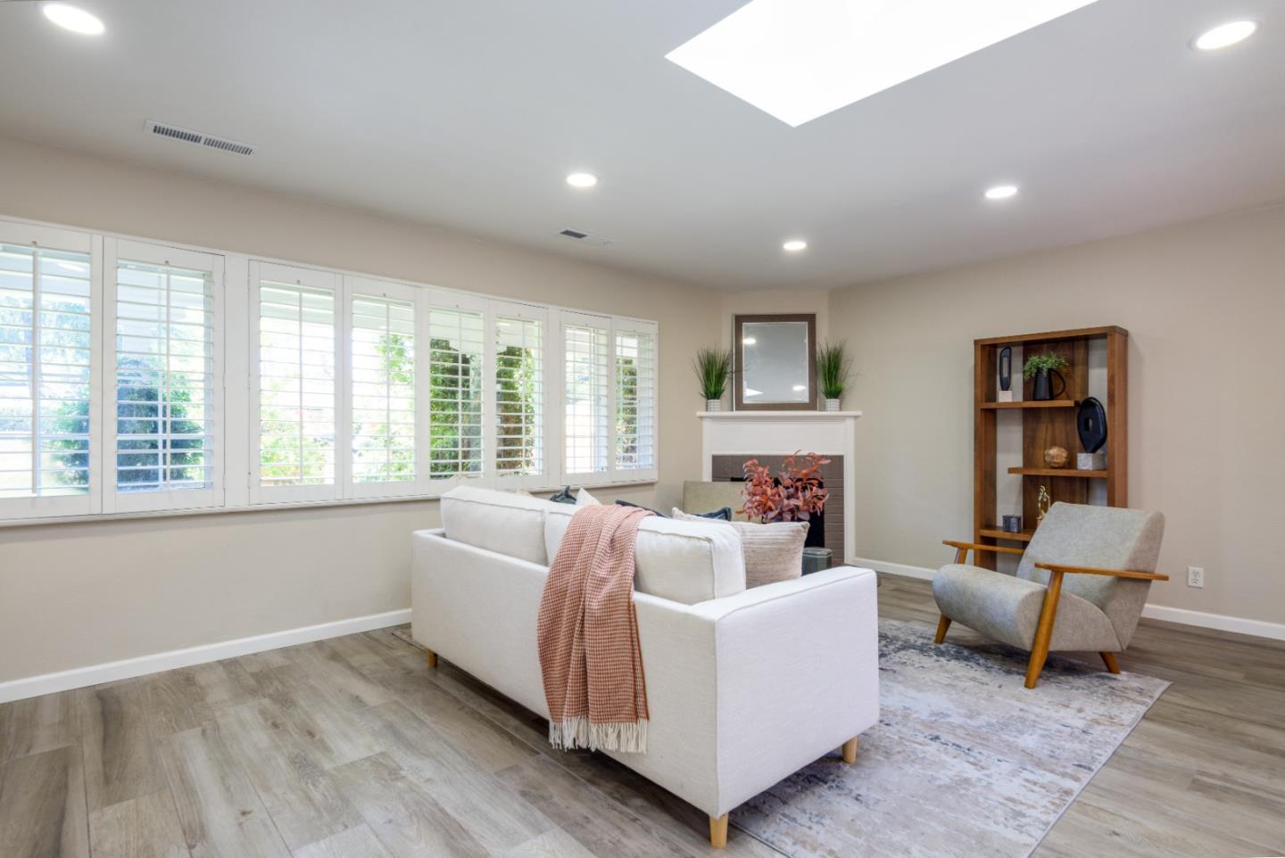 Detail Gallery Image 3 of 25 For 2023 Valparaiso Ave, Menlo Park,  CA 94025 - 4 Beds | 2 Baths