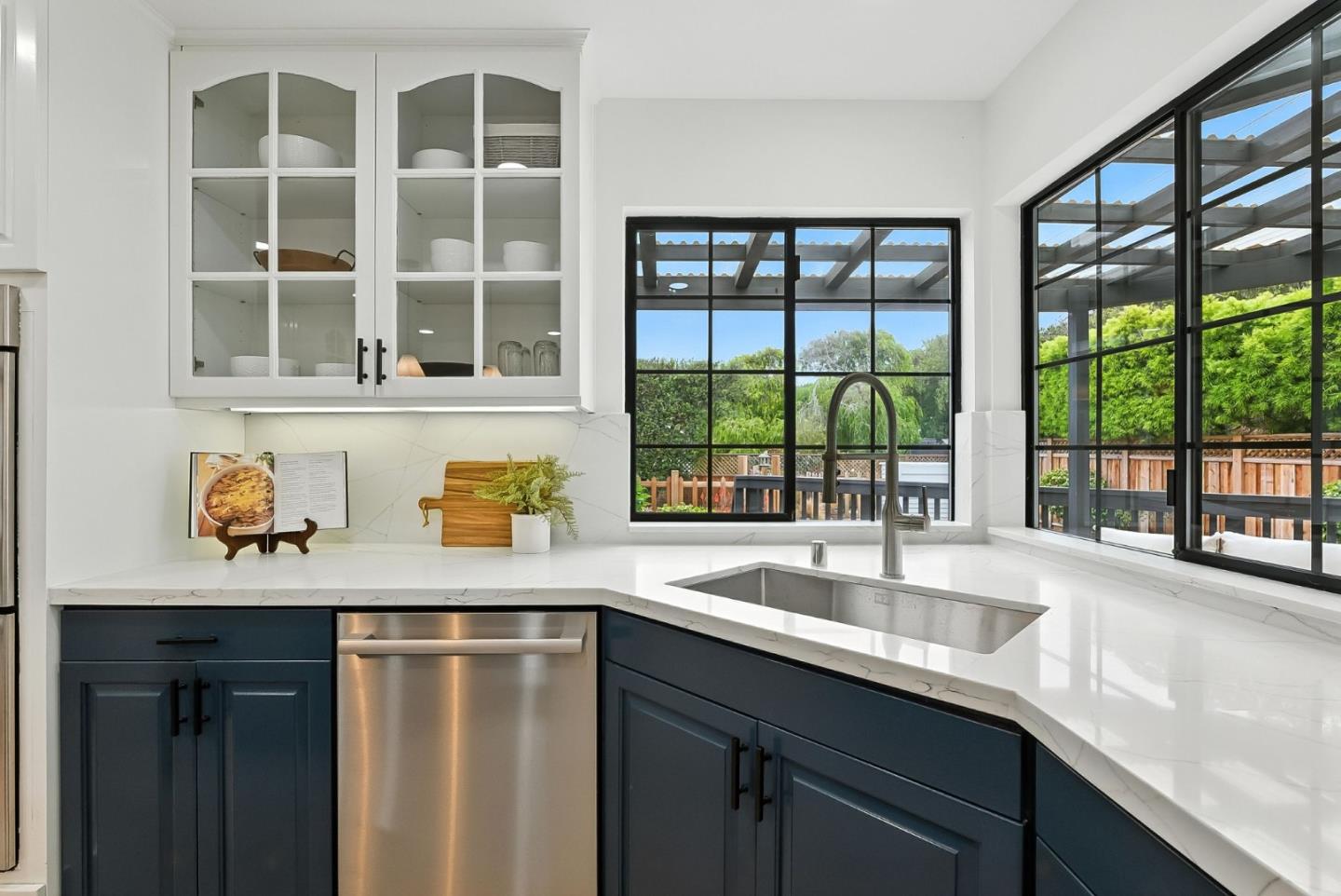 Detail Gallery Image 9 of 55 For 71 Alameda Ave, Half Moon Bay,  CA 94019 - 3 Beds | 3 Baths