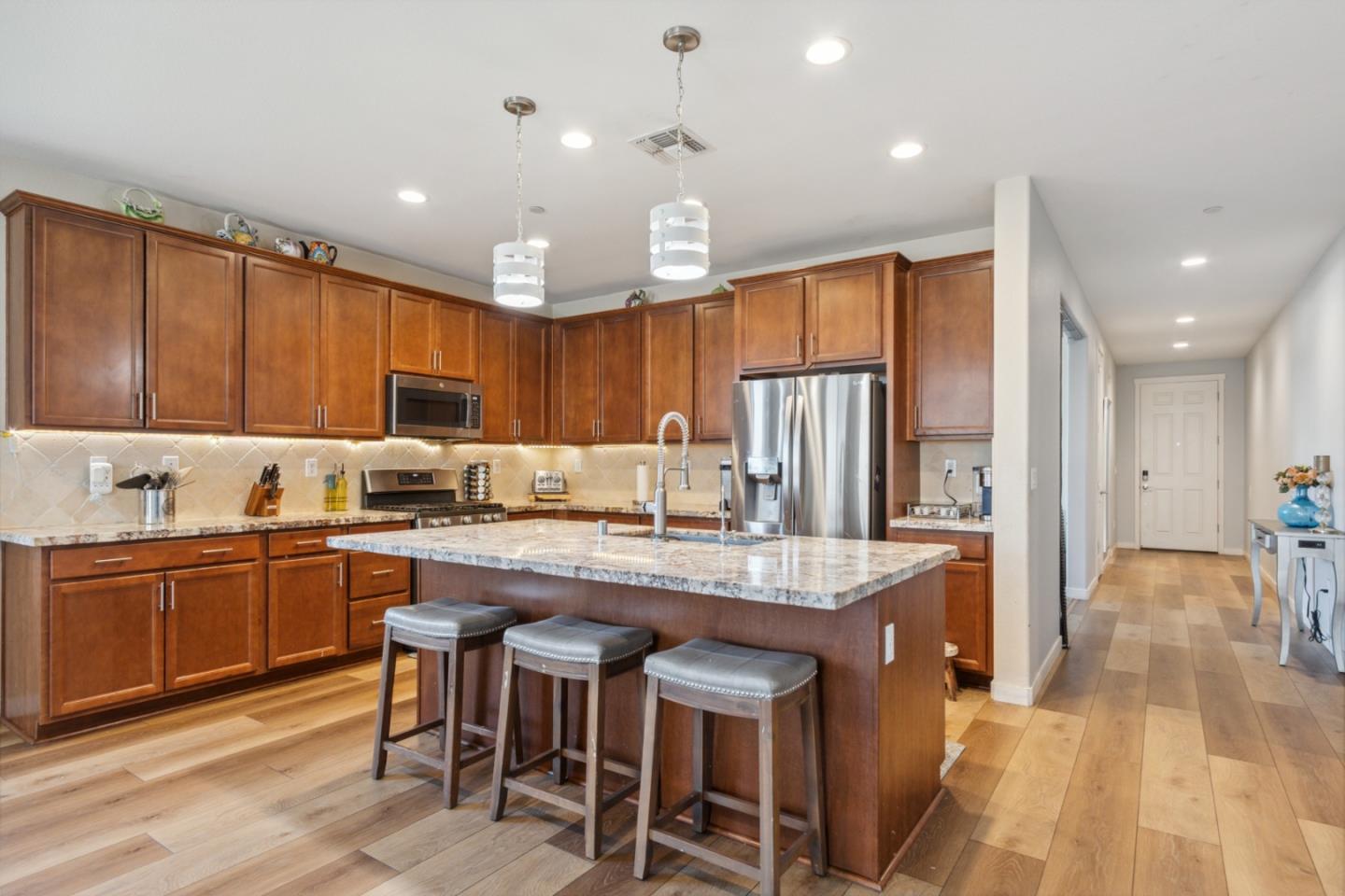 Detail Gallery Image 10 of 47 For 410 Thistle Ct, Hollister,  CA 95023 - 4 Beds | 3 Baths