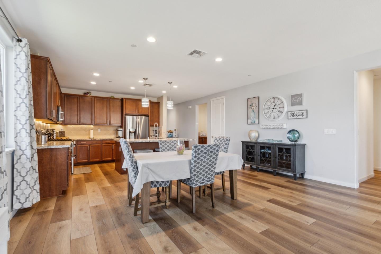 Detail Gallery Image 12 of 47 For 410 Thistle Ct, Hollister,  CA 95023 - 4 Beds | 3 Baths